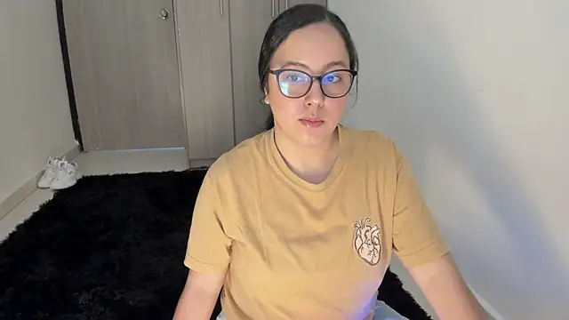 Snapshot of Venus_cat_ chatting on October 5, 2025, 2:59 pm Venus cat online show from October 5, 2025, 2:59 pm