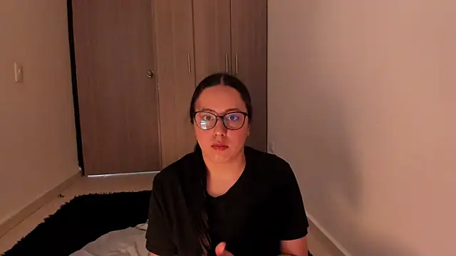 Snapshot of Venus_cat_ chatting on October 6, 2025, 7:33 pm Venus cat online show from October 6, 2025, 7:33 pm