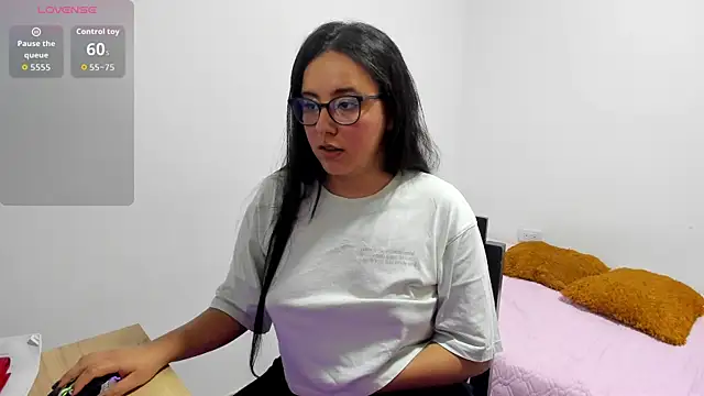 Snapshot of Venus_cat_ chatting on November 4, 2025, 10:31 pm Venus cat online show from November 4, 2025, 10:31 pm