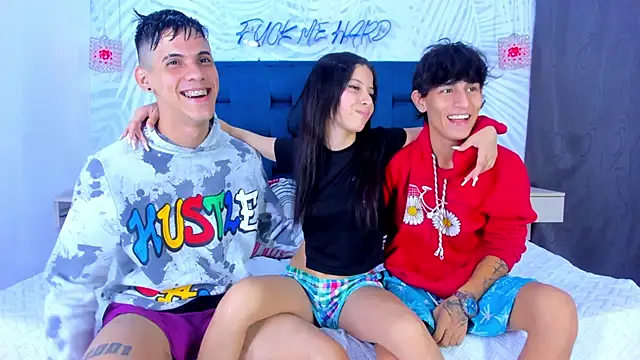 Snapshot of Youngs_Wild chatting on October 5, 2025, 12:09 am Youngs Wild online show from October 5, 2025, 12:09 am