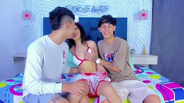 Snapshot of Youngs_Wild chatting on November 8, 2025, 12:11 am Youngs Wild online show from November 8, 2025, 12:11 am