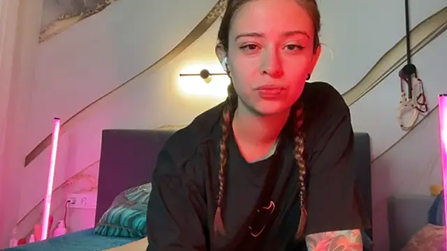 erikaa miuu online show from November 1, 2025, 5:48 pm