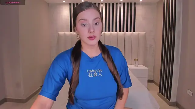 ZoeyWalker  online show from November 8, 2025, 1:22 pm