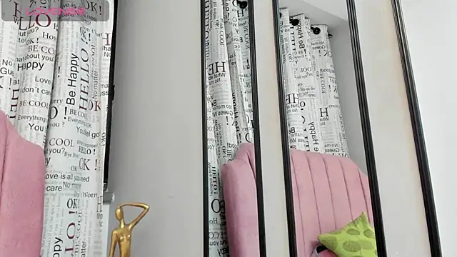 Snapshot of Zoe_Blond chatting on October 31, 2025, 4:57 am Zoe Blond online show from October 31, 2025, 4:57 am