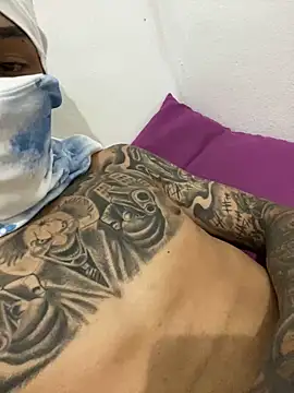 Snapshot of HenryNovinTatuado chatting on October 1, 2025, 12:27 am HenryNovinTatuado online show from October 1, 2025, 12:27 am