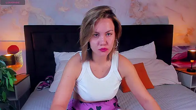 Snapshot of AriaEven chatting on November 13, 2025, 3:05 am AriaEven online show from November 13, 2025, 3:05 am