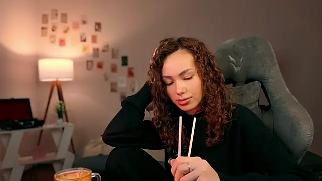 Snapshot of branchwithflowerss chatting on October 15, 2025, 11:43 am branchwithflowerss online show from October 15, 2025, 11:43 am