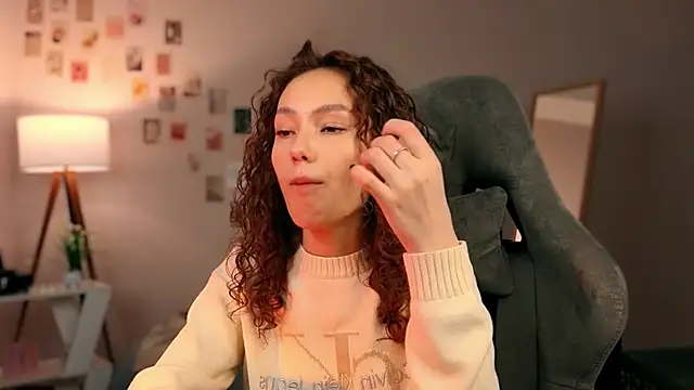 Snapshot of branchwithflowerss chatting on October 16, 2025, 1:01 pm branchwithflowerss online show from October 16, 2025, 1:01 pm