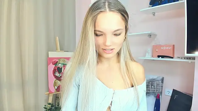 Snapshot of JulieLupo chatting on October 5, 2025, 6:12 am JulieLupo online show from October 5, 2025, 6:12 am