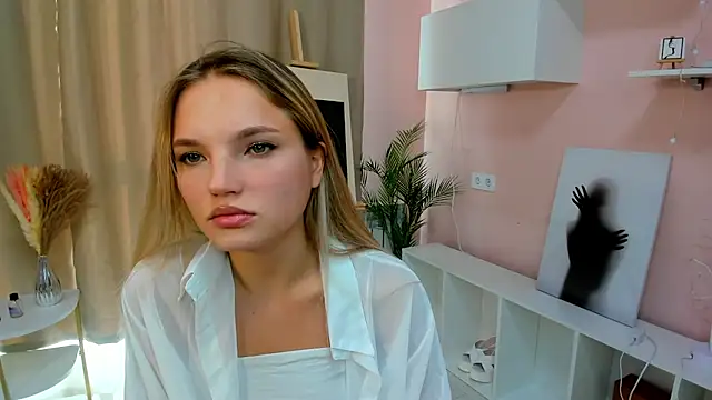 Snapshot of JulieLupo chatting on October 8, 2025, 6:11 am JulieLupo online show from October 8, 2025, 6:11 am