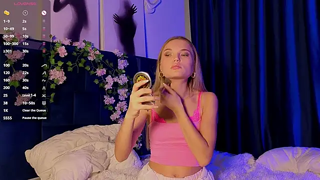 Snapshot of JulieLupo chatting on October 29, 2025, 6:15 am JulieLupo online show from October 29, 2025, 6:15 am