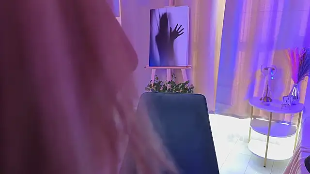 Snapshot of JulieLupo chatting on November 4, 2025, 6:23 am JulieLupo online show from November 4, 2025, 6:23 am