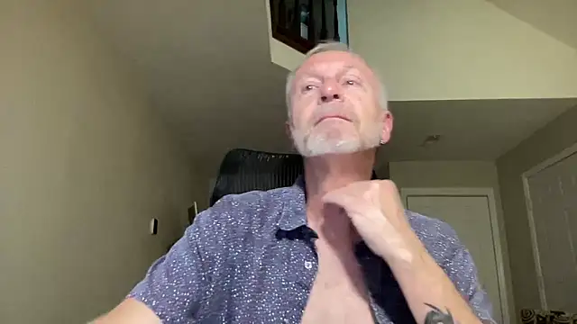 Snapshot of ApolloThrust chatting on October 3, 2025, 10:29 pm ApolloThrust online show from October 3, 2025, 10:29 pm