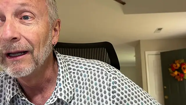 Snapshot of ApolloThrust chatting on October 21, 2025, 8:20 pm ApolloThrust online show from October 21, 2025, 8:20 pm