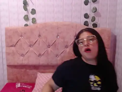 Snapshot of Melaniie_Bonnet chatting on October 2, 2025, 11:56 pm Melaniie Bonnet online show from October 2, 2025, 11:56 pm
