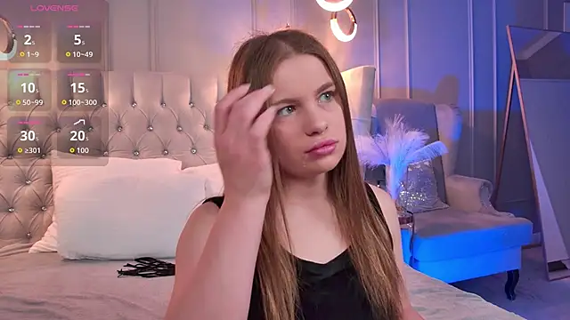 NicoleBellin online show from October 17, 2025, 3:14 pm