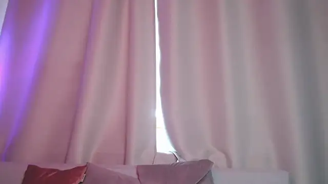 Snapshot of SophieDiamond_Xx chatting on October 12, 2025, 10:14 am SophieDiamond Xx online show from October 12, 2025, 10:14 am