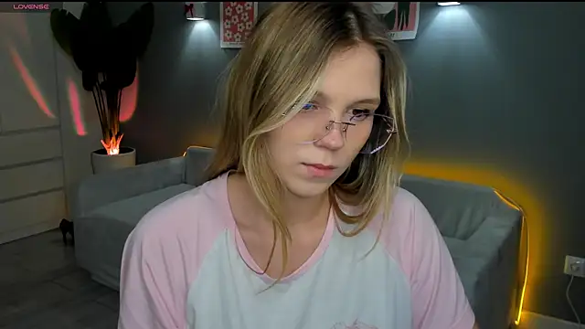 Snapshot of linakorvin chatting on October 20, 2025, 1:11 pm linakorvin online show from October 20, 2025, 1:11 pm