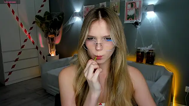 Snapshot of linakorvin chatting on October 29, 2025, 1:24 pm linakorvin online show from October 29, 2025, 1:24 pm