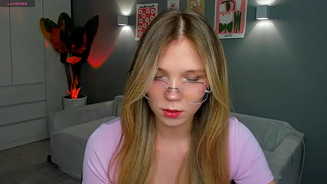 Snapshot of linakorvin chatting on November 10, 2025, 1:10 pm linakorvin online show from November 10, 2025, 1:10 pm