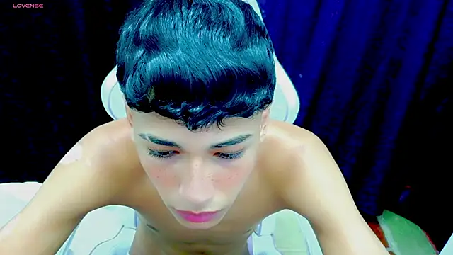 Im david02 online show from November 3, 2025, 1:34 pm