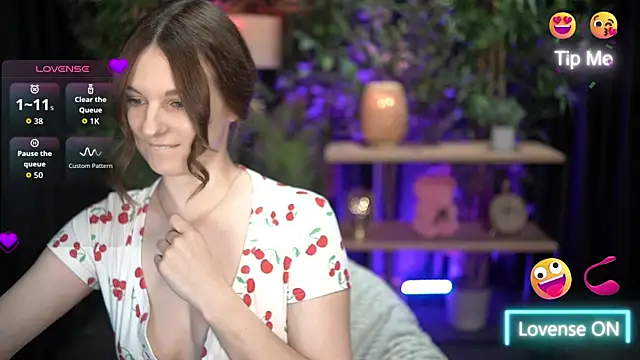 Snapshot of xoxo_molly chatting on October 13, 2025, 9:37 pm xoxo molly online show from October 13, 2025, 9:37 pm