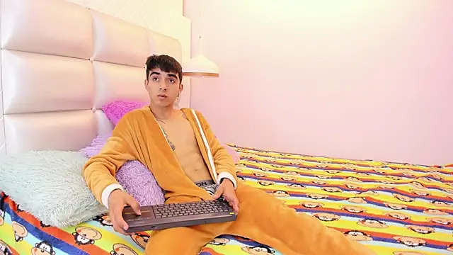 Hottie Guy online show from October 7, 2025, 6:16 pm