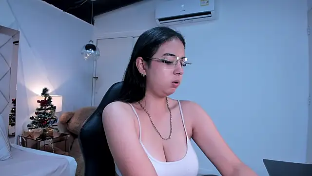 Snapshot of maddie_greyy chatting on November 25, 2025, 4:07 pm maddie greyy online show from November 25, 2025, 4:07 pm