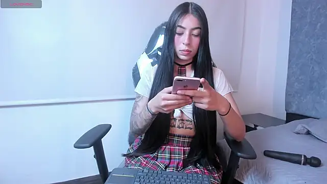 Snapshot of Corinna_Martini chatting on October 16, 2025, 4:57 am Corinna Martini online show from October 16, 2025, 4:57 am