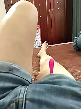 Snapshot of Lili_2love chatting on October 7, 2025, 1:25 am Lili 2love online show from October 7, 2025, 1:25 am