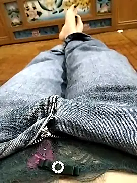 Snapshot of Lili_2love chatting on October 15, 2025, 12:44 am Lili 2love online show from October 15, 2025, 12:44 am