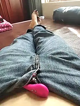 Snapshot of Lili_2love chatting on October 16, 2025, 12:55 am Lili 2love online show from October 16, 2025, 12:55 am