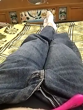 Snapshot of Lili_2love chatting on October 24, 2025, 12:41 am Lili 2love online show from October 24, 2025, 12:41 am