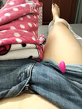 Snapshot of Lili_2love chatting on October 24, 2025, 12:45 pm Lili 2love online show from October 24, 2025, 12:45 pm