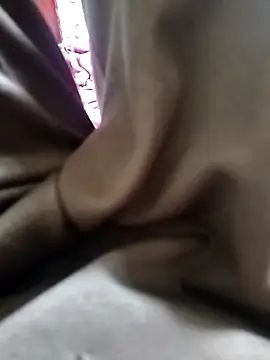 Snapshot of Lili_2love chatting on October 25, 2025, 3:47 am Lili 2love online show from October 25, 2025, 3:47 am