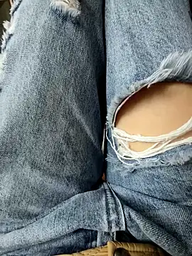 Snapshot of Lili_2love chatting on November 5, 2025, 1:05 am Lili 2love online show from November 5, 2025, 1:05 am