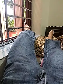 Snapshot of Lili_2love chatting on November 9, 2025, 1:37 am Lili 2love online show from November 9, 2025, 1:37 am