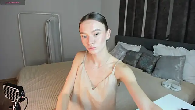 EvaToniz online show from November 14, 2025, 1:04 am