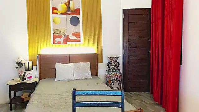 Snapshot of fallinLunaxX chatting on October 24, 2025, 4:03 pm fallinLunaxX online show from October 24, 2025, 4:03 pm