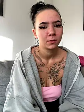 Snapshot of YoungZoexx chatting on October 9, 2025, 7:28 am YoungZoexx online show from October 9, 2025, 7:28 am