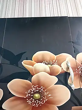 tulip-bae online show from October 5, 2025, 10:57 am