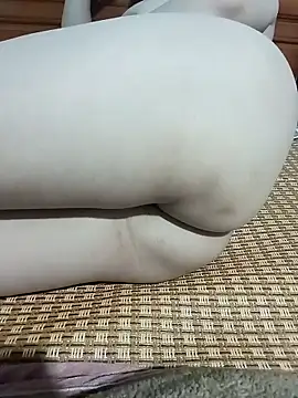 tulip-bae online show from November 1, 2025, 2:02 am