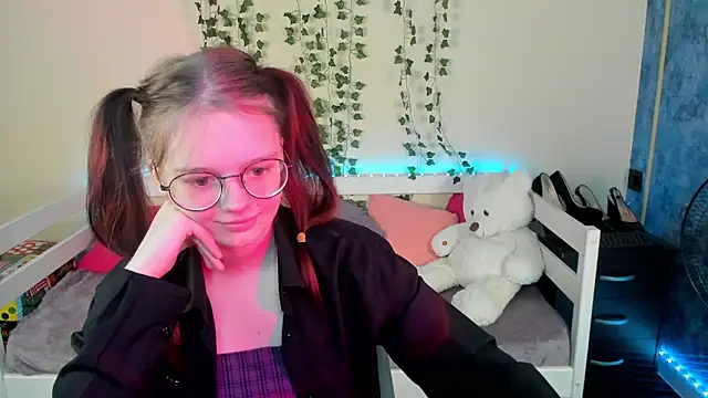 Snapshot of shy_elina01 chatting on October 2, 2025, 11:39 am shy elina01 online show from October 2, 2025, 11:39 am