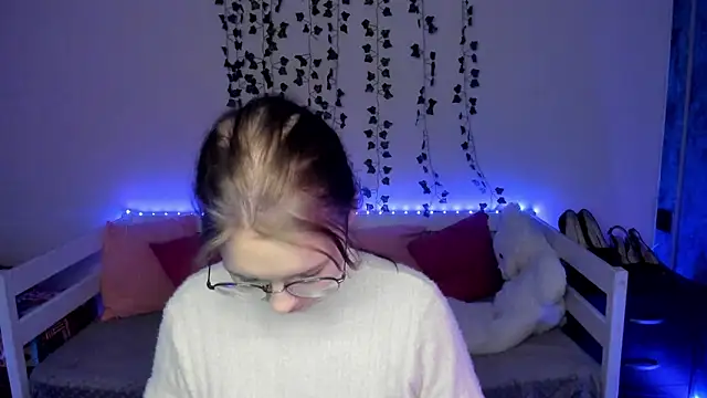 shy elina01 online show from October 18, 2025, 10:38 am