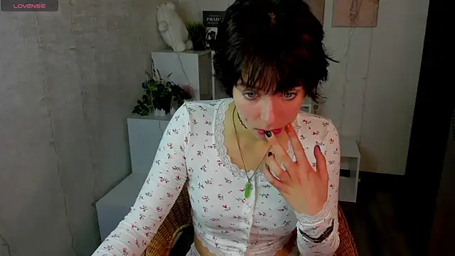 Snapshot of Sara_Frayer chatting on October 8, 2025, 1:03 am Sara Frayer online show from October 8, 2025, 1:03 am