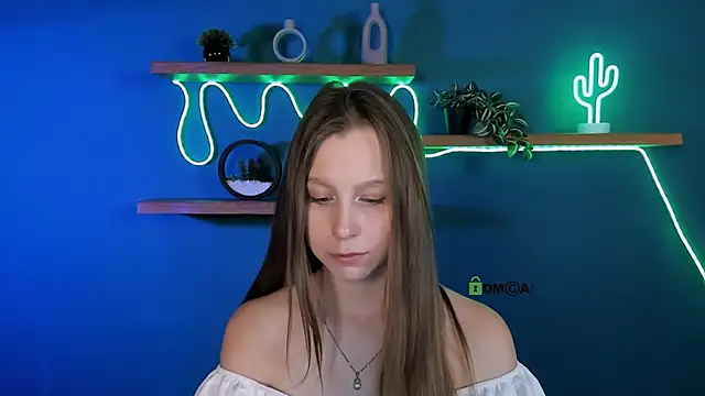 esme moore  online show from October 9, 2025, 8:56 am