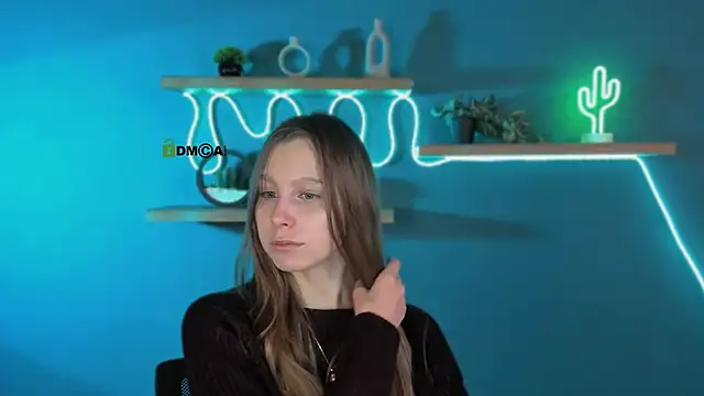 esme moore  online show from October 13, 2025, 8:03 am