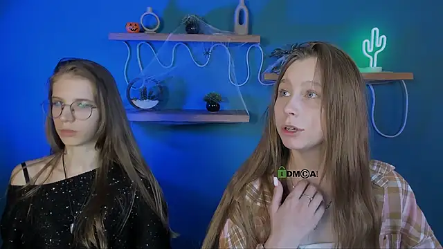 esme moore  online show from October 29, 2025, 10:06 am