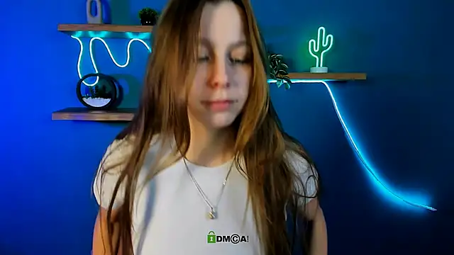 esme moore  online show from November 11, 2025, 9:42 am