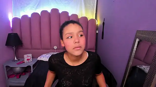 Snapshot of AriaVega chatting on November 7, 2025, 11:43 am AriaVega online show from November 7, 2025, 11:43 am